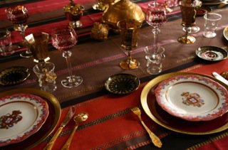 Une table précieuse et riche en couleur, avec cette nappe édition limitée. 100 % coton. Disponible en plusieurs dimensions, en set, chemin et en tissu au mètre. A partir de 45 €. Nappe Tsar rouge et or. Les Toiles du Soleil.