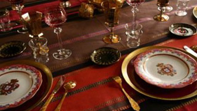 Une table précieuse et riche en couleur, avec cette nappe édition limitée. 100 % coton. Disponible en plusieurs dimensions, en set, chemin et en tissu au mètre. A partir de 45 €. Nappe Tsar rouge et or. Les Toiles du Soleil.