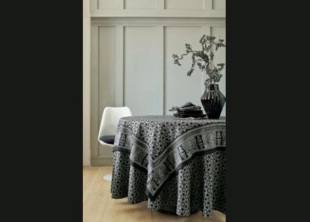 Pour un Noël très chic, une nappe jacquard 100 % coton anthracite, fabriquée à la maison. En diamètre 175 cm : 55 €. Existe aussi en chemin de table, set et serviettes. Nappe Cristal. Blanc des Vosges.