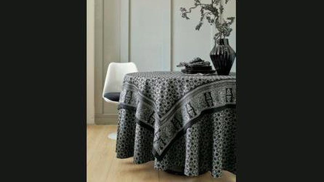 Pour un Noël très chic, une nappe jacquard 100 % coton anthracite, fabriquée à la maison. En diamètre 175 cm : 55 €. Existe aussi en chemin de table, set et serviettes. Nappe Cristal. Blanc des Vosges.