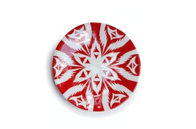 Une assiette en porcelaine émaillée qui fera tout son effet avec son motif rouge inspiré des bols Ouzbeks traditionnels. Diamètre 24 cm 35 € pièce. Assiette Chirchik, chez Tsé-Tsé.