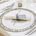 Un petit accessoire joli et utile. Douze marque-places rectangulaires cartonnés argentés avec un ruban. 3 x 7 cm 2,30 € le lot. Marque-place argent. La Fabrique du Canari.