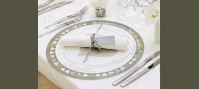 Un petit accessoire joli et utile. Douze marque-places rectangulaires cartonnés argentés avec un ruban. 3 x 7 cm 2,30 € le lot. Marque-place argent. La Fabrique du Canari.