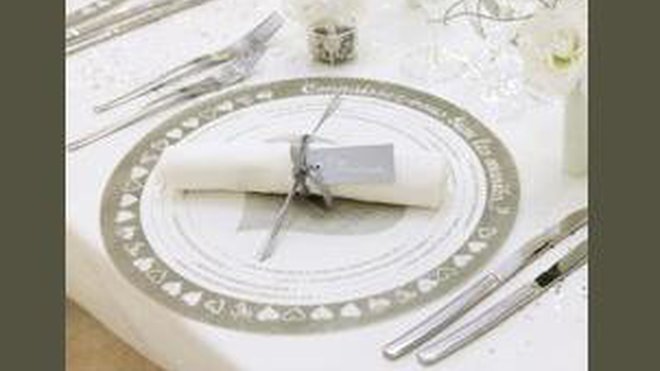 Un petit accessoire joli et utile. Douze marque-places rectangulaires cartonnés argentés avec un ruban. 3 x 7 cm 2,30 € le lot. Marque-place argent. La Fabrique du Canari.