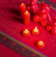 En édition limitée, une nappe dédiée aux fêtes, évoquant les fleurs, les feuillages d'hiver et les coupelles de bougies en cristal de bohème. 100 % coton. Existe en nombreuses dimensions, torchons et serviettes. La nappe, à partir de 125 €. Nappe Fleurs de givre Poinsettia. Le Jacquard Français.