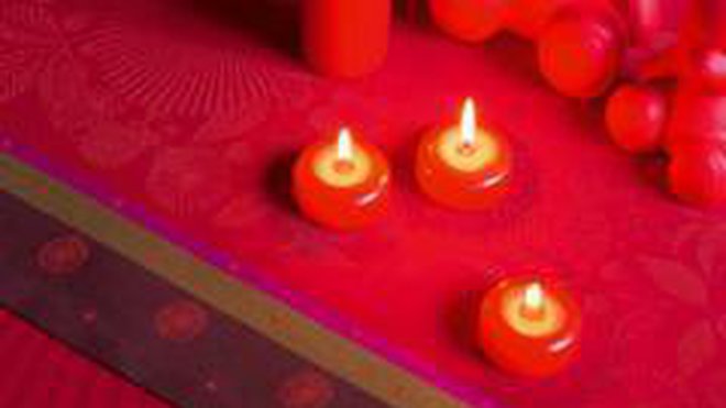 En édition limitée, une nappe dédiée aux fêtes, évoquant les fleurs, les feuillages d'hiver et les coupelles de bougies en cristal de bohème. 100 % coton. Existe en nombreuses dimensions, torchons et serviettes. La nappe, à partir de 125 €. Nappe Fleurs de givre Poinsettia. Le Jacquard Français.