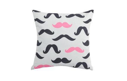 Un coussin rigolo. Enveloppe 100 % coton, garnissage 100 % polyester. 40 x 40 cm 9,99 €. Coussin Moustache. Conforama.