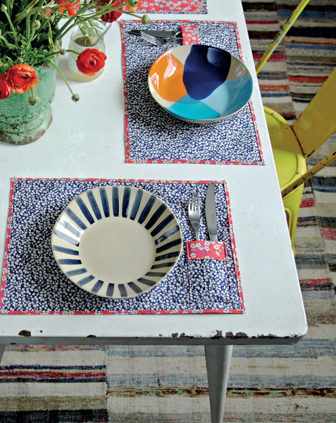 Les sets de table à pochette en Liberty Tana se roulent et permettent de disposer des couverts.