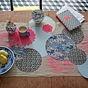 Ce chemin de table combine la couture traditionnelle à la peinture au pochoir, les cercles de Liberty côtoient des napperons vintage rose fluo.