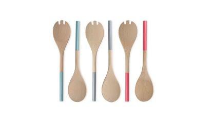 Ces couverts en bois donneront une touche de peps à la cuisine, avec leurs manches colorés. En bois de hêtre. 8 € le duo de couverts à salade. Colors. House Doctor chez Love Creative People