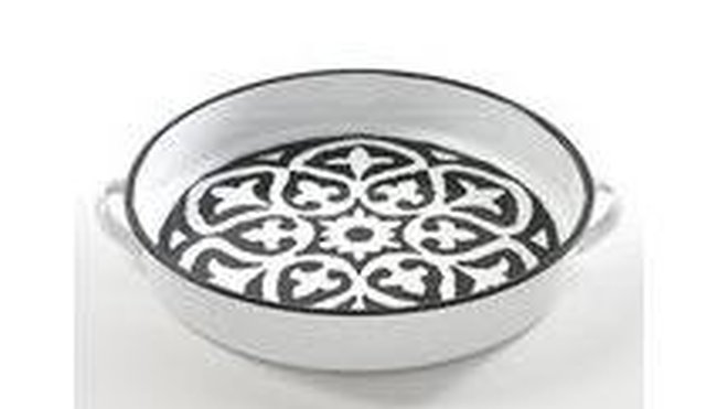 Décor ethnique pour ce plateau en métal émaillé noir et blanc. Diamètre 23 cm. 24,90 €. Plateau Mandala. Serax chez Delamaison.fr