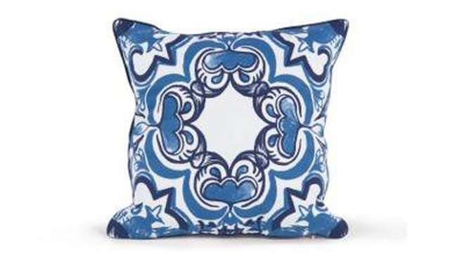 Un motif acidulé inspiré des poteries traditionnelles néerlandaises. Housse de coussin amovible 100% coton. Garnissage 100% polyester. 45 x 45 cm. 29 €. Coussin Talen. Made.com