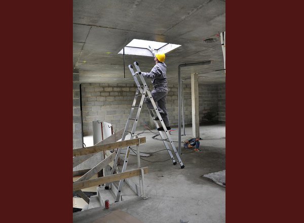 Indispensables échelles: tous les produits permettant de monter, de travailler, de circuler, et de stationner à une certaine hauteur, et cela en toute sécurité.