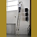 Pour jardiner et bricoler en hauteur en toute sécurité, une échelle stable et adaptée est absolument nécessaire.