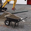 Une brouette ergonomique se manie aisément et surtout les 2/3 du poids de la charge sont supportés par la roue. Une brouette ergonomique se manie aisément et surtout les 2/3 du poids de la charge sont supportés par la roue.