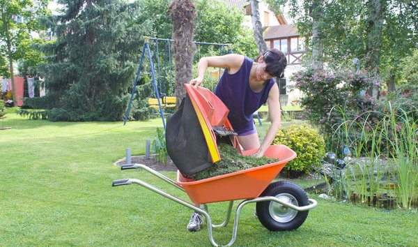Une brouette avec roues gonflée ne laissera pas de traces dans le gazon. Brouette Plume 100 pour charges légères.