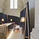 Un long monolithe en chêne aux allures d’autel se déroule dans l’iBar. Plus vraiment chapelle, l’endroit n’est pas tout à fait un bar, mais l’impossible mariage de la substance de l’un et de l’autre.