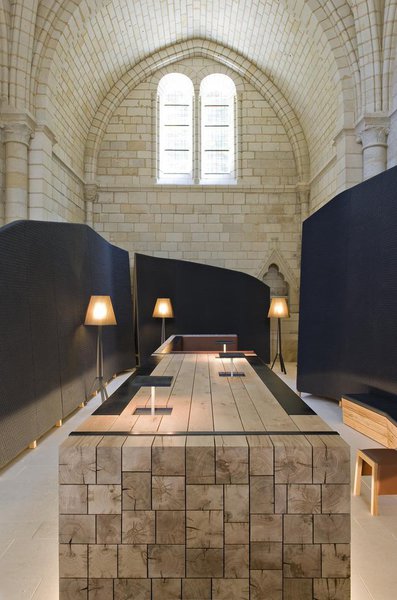 Dans l’iBar, lieu de culture, de rencontre et d’échange, on prend un verre tout en prolongeant la visite de l’Abbaye, grâce aux tables tactiles et tablettes numériques intégrées au mobilier.