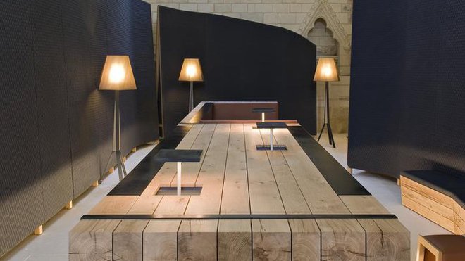 Dans l’iBar, lieu de culture, de rencontre et d’échange, on prend un verre tout en prolongeant la visite de l’Abbaye, grâce aux tables tactiles et tablettes numériques intégrées au mobilier.