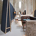 Six paravents, conçus sur-mesure par l’agence Jouin Manku, tous uniques, viennent structurer l’espace et offrir autant d’assises tout en conférant une touche feutrée au lieu.