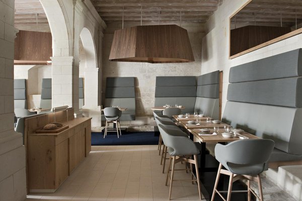 Le mobilier, sobre et contemporain, a été majoritairement créé sur-mesure, parfois pour s’adapter aux contraintes imposées par l’architecture.