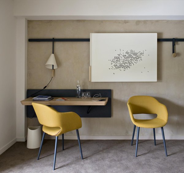 La sobriété des chambres invite à faire l’expérience de l’essentiel. Volontairement réduite, la palette de couleur et de matériaux (bois, tissus, métal évoque l’esthétique dépouillée des cellules séculaires.