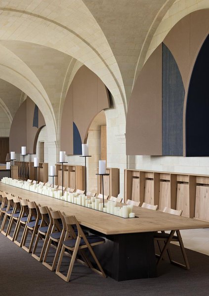 Au centre de la table de réfectoire de 8 mètres de long, un long chemin de cierges projette alentours les ombres du passé... le souvenir tamisé des ambiances monacales d’autrefois. 130 bougies à éclairage LED, choisies pour leur qualité et leur durabilité, ont été installées au centre de la table pour assurer un éclairage adéquat.