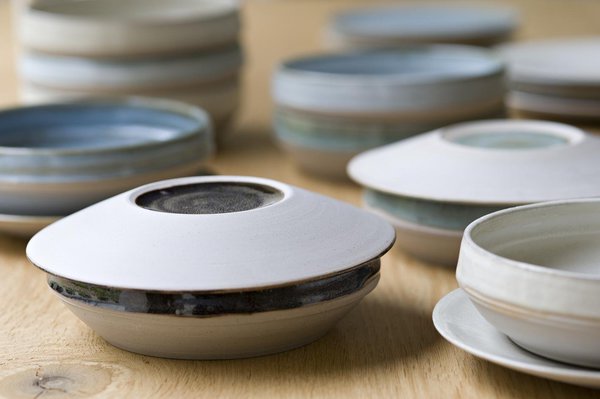 Ici, on mange dans une écuelle coiffée d’une assiette retournée. Création double du céramiste Charles Hair, voisin de l’Abbaye, elle associe la céramique brute et l’émail dans un jeu de vert et de bleu céladon incrustés de blanc, de noir et de beige. Une fois la surprise consommée, le couvercle fait volte-face et devient une assiette à pain.