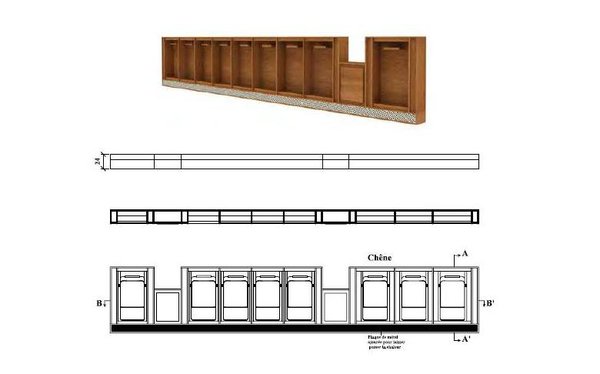 Pour stocker dans une proximité immédiate les chaises pliantes, un long meuble figurant les stalles des moines intègrent les chaises repliées, mais aussi des tables pliantes, des éléments d’éclairage, de chauffage et même des bornes wi-fi.