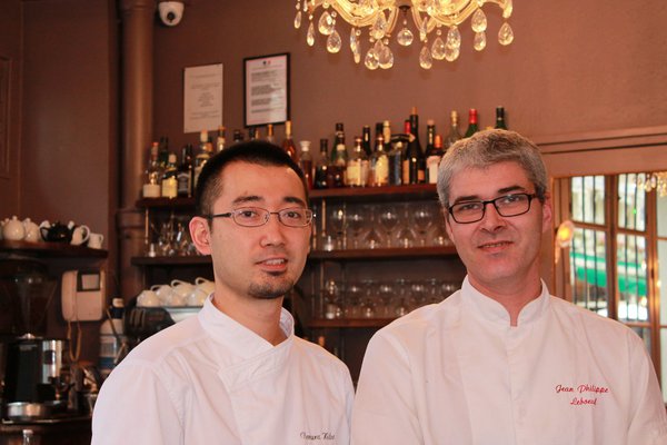 Le chef  Jean-Philippe Lebœuf et son second, Hideo Uemura.