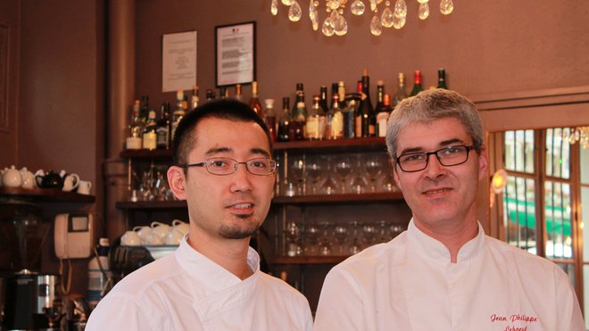 Le chef Jean-Philippe Lebœuf et son second, Hideo Uemura. Le chef Jean-Philippe Lebœuf et son second, Hideo Uemura.