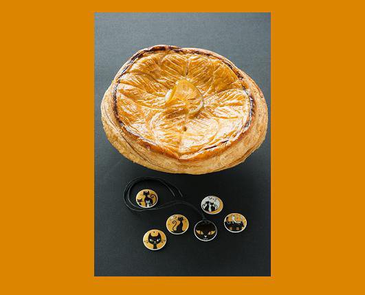 Eric Kayser a choisi de revisiter un autre classique de la pâtisserie : la galette des rois. Repensée en version citron, cette galette pur beurre nous étonne par la délicatesse de sa crème à l’amande, à laquelle s’ajoutent quelques zestes de citron, un régal ! Et pour les fabophiles, sachez que les 6 fèves chats bijoux sont également vendues en coffret (27 €). Disponible à partir du 26 décembre 2014, la galette citron, taille unique 6 personnes : 25 €.