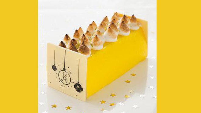 Avec la bûche citron meringuée, Eric Kayser revisite un classique de la pâtisserie française : la tarte au citron. Version bûche, cette création joue avec les textures, l’acidulé et la douceur, et nous séduit par sa fraîcheur et sa légèreté. D’ores et déjà disponible en boutique, bûche citron meringuée, taille unique 6 personnes : 40 €. Avec la bûche citron meringuée, Eric Kayser revisite un classique de la pâtisserie française : la tarte au citron. Version bûche, cette création joue avec les textures, l’acidulé et la douceur, et nous séduit par sa fraîcheur et sa légèreté. D’ores et déjà disponible en boutique, bûche citron meringuée, taille unique 6 personnes : 40 €.