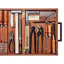Pour les bricoleurs, un ensemble d’outils rangés dans un bel écrin en bois de poirier suisse avec des poignées en cuir. 24 outils maintenus en place magnétiquement. 2495 €. Coffret à outils WohnGeist chez Conran Shop