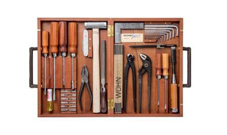Pour les bricoleurs, un ensemble d’outils rangés dans un bel écrin en bois de poirier suisse avec des poignées en cuir. 24 outils maintenus en place magnétiquement. 2495 €. Coffret à outils WohnGeist chez Conran Shop