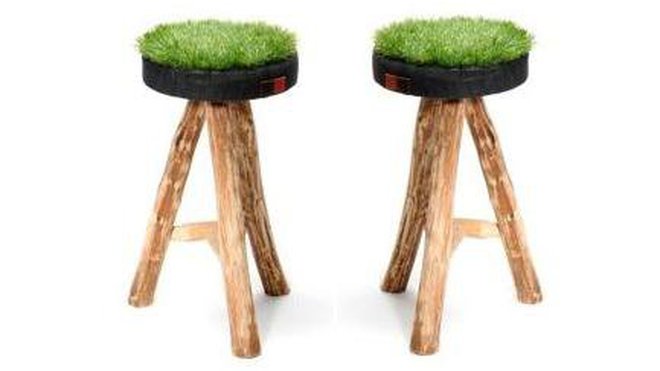La nature dans la maison. Un tabouret avec des pieds en bois d’eucalyptus recyclé et une assise en pelouse synthétique recyclée. 159 €. Tabouret Grass. Marron Rouge