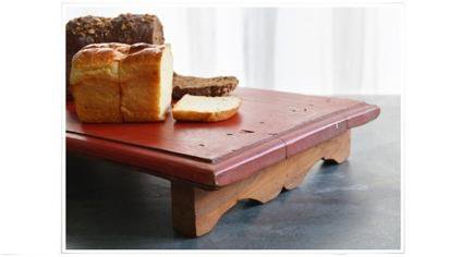 Elle a du cachet. Utilisée à l’origine comme une table basse en Inde, elle peut servir de plat ou de centre de table. En 51 x 37 x H 7 cm : 42 €. Low table. One World Interiors chez Love Creative People