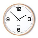 Naturelle et chic, cette horloge murale s’inspire du style scandinave. Munie d’un mécanisme précis à quartz. En bois contreplaqué. Hauteur 52 cm 89 €. Horloge Adrie. Made.com