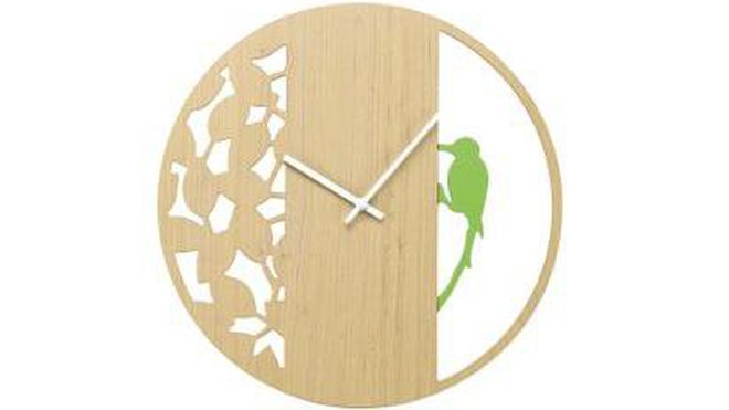 Un petit air poétique pour cette horloge en chêne. Diamètre 40 cm 19 €. Horloge Nordic Green. Conforama