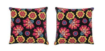 De jolies fleurs colorées ornent ce coussin de 40 x 40 cm 17,90 €. Monoprix