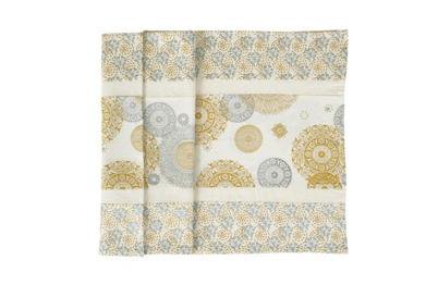 Pour décorer la table, un chemin de table en coton orné de motifs dorés. Le petit modèle, 45 x 170 cm : 22,90 €. Le grand modèle, 45 x 250 cm : 29,90 €. Chemin de table Doly Lace Gold, chez La Fiancée du Mékong