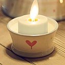 Pour l'ambiance, ou pour réaliser une couronne de Noël, des lumignons s'allumant d'un seul clic sur une télécommande et rechargeables. Les 4 bougies et le socle de recharge : 158 €. Luminara Votives. Smart Candle