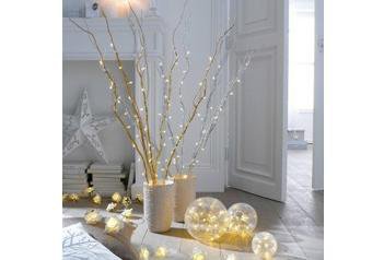 Une touche de magie dans la déco avec ces trois boules lumineuses de tailles différentes, à poser à même le sol ou sur un meuble. Diamètres 10, 15 et 20 cm 39 €. AMPM La Redoute