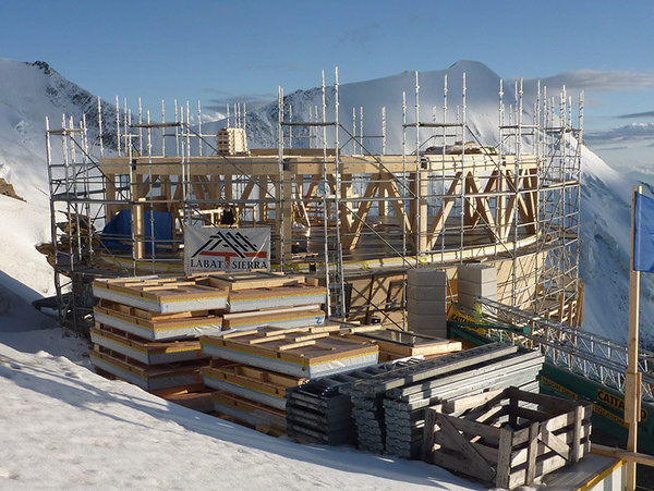 L’échafaudage autour de la structure permet l’isolation par l’extérieur et de relier chaque panneau pour une étanchéité parfaite.