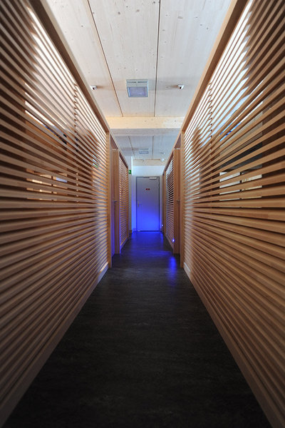 Au premier niveau, le couloir distribue les espaces de repos. Les panneaux ajourés séparent sans cloisonner et laissent entrer la lumière.