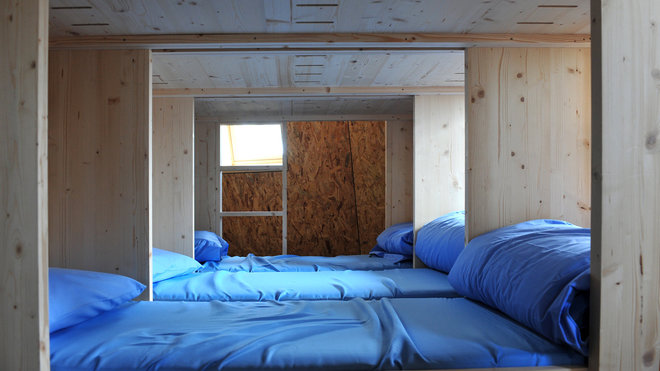 Les dortoirs, spartiates mais confortables, accueillent les alpinistes qui se reposent avant l’ascension finale du Mont Blanc. Les dortoirs, spartiates mais confortables, accueillent les alpinistes qui se reposent avant l’ascension finale du Mont Blanc.