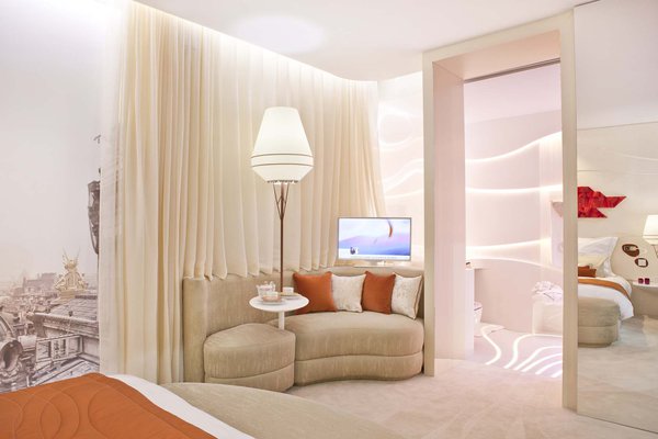 Thème de l’onde, des ondes : chambre avec des courbes, moquette avec relief qui guide les malvoyants.