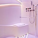 Concepteurs de la Senses Room, Francis van de Walle et Pierre-Henri Bouchacourt. ont imaginé un concept de chambre d’hôtel élégant et contemporain avec tous les besoins des handicapés.