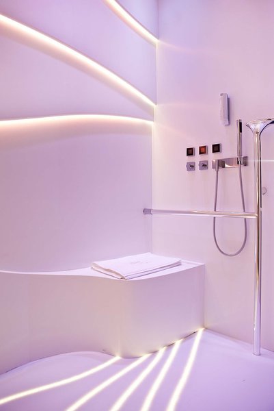 Concepteurs de la Senses Room, Francis van de Walle et Pierre-Henri Bouchacourt. ont imaginé un concept de chambre d’hôtel élégant et contemporain avec tous les besoins des handicapés.