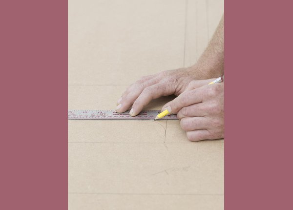 Etape 1 : mesurez votre radiateur et achetez un panneau de MDF. Celui-ci doit faire 13 mm d’épaisseur et sa surface totale doit être supérieure à un tiers minimum de la surface de votre radiateur. Vous aurez ainsi suffisamment de surface pour découper toutes les sections de votre cache-radiateur. A la maison, tracez les sections à découper au crayon : le panneau de dessus, les panneaux latéraux et le panneau frontal.